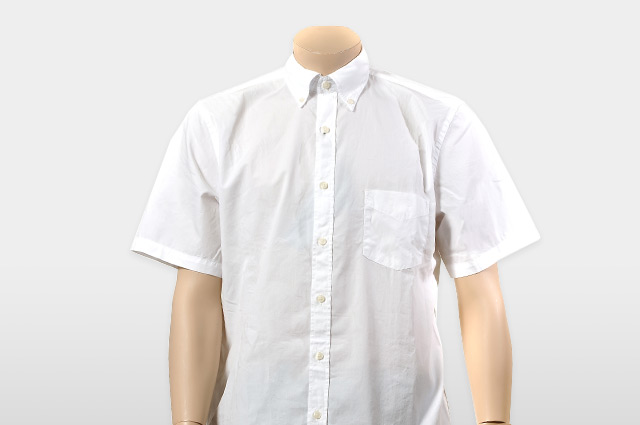 半袖の白シャツ