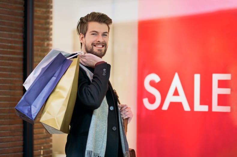 セールに向かう男性